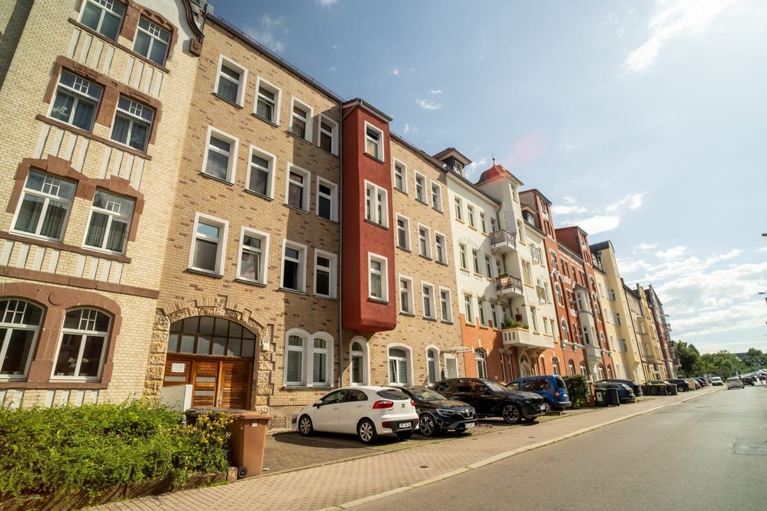 Gründerzeit-Mehrfamilienhaus mit Klinkerfassade in einer Wohnstraße