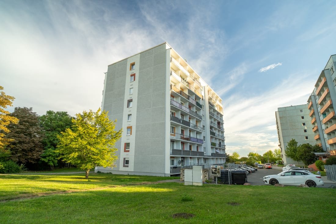 Giebelseite des Wohnhochhauses im Abendlicht