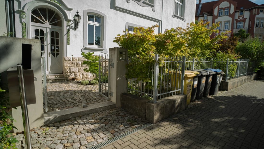 Eingang der Villa mit Hoftor und gepflastertem Zugang