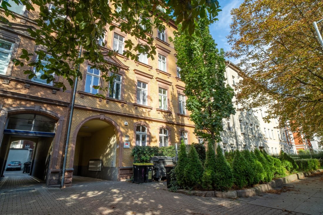 Altbaufassade mit Rundbogendurchfahrt zum Innenhof