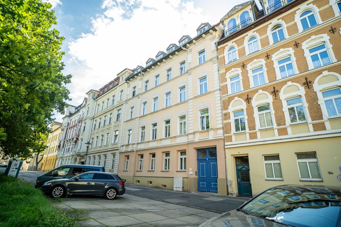 Straßenzug aus sanierten Gründerzeithäusern