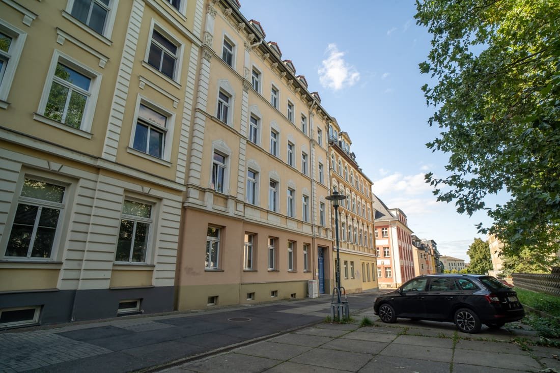 Häuserzeile in der Morgensonne, Blick die Straße hinunter
