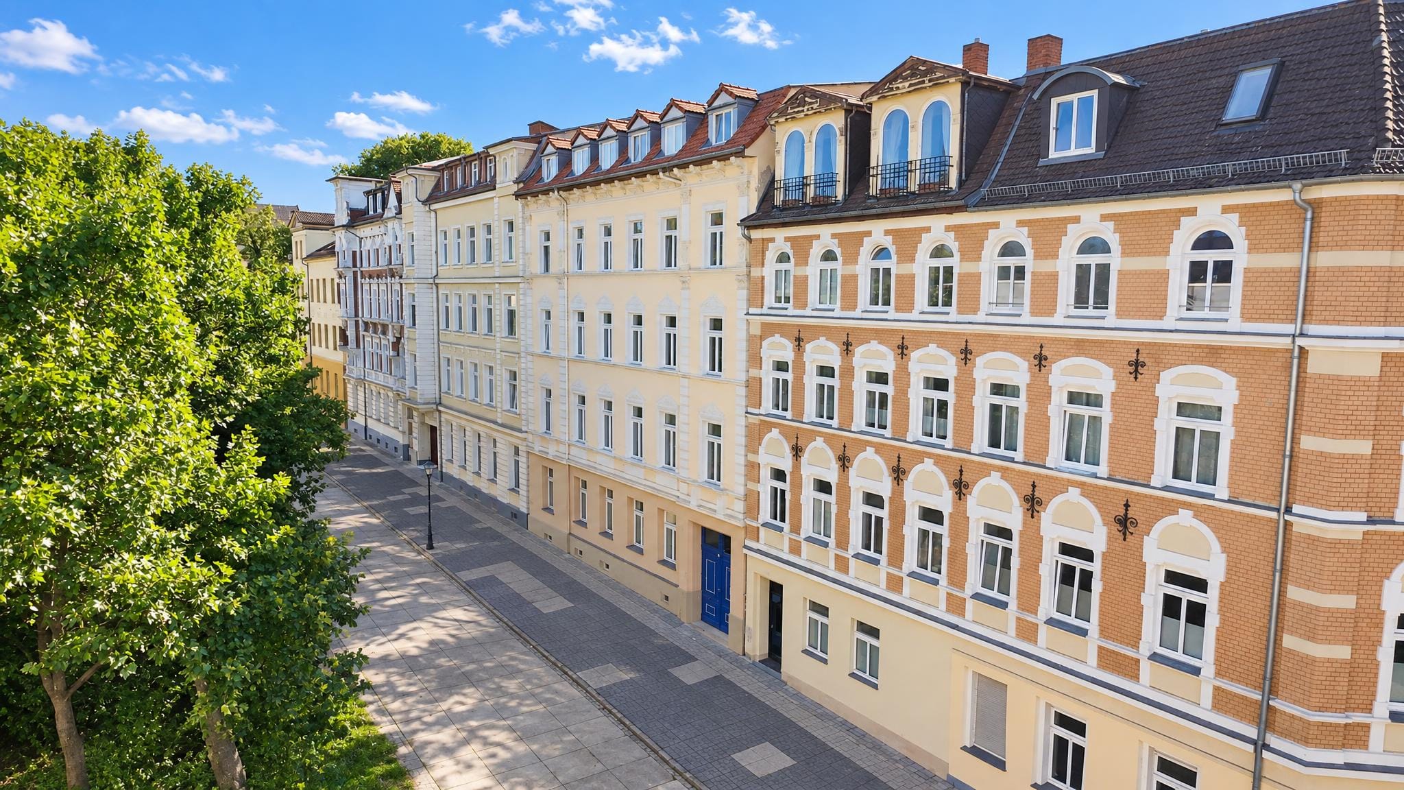 Gründerzeitzeile in Gera aus der Luft, Blick die baumgesäumte Straße entlang